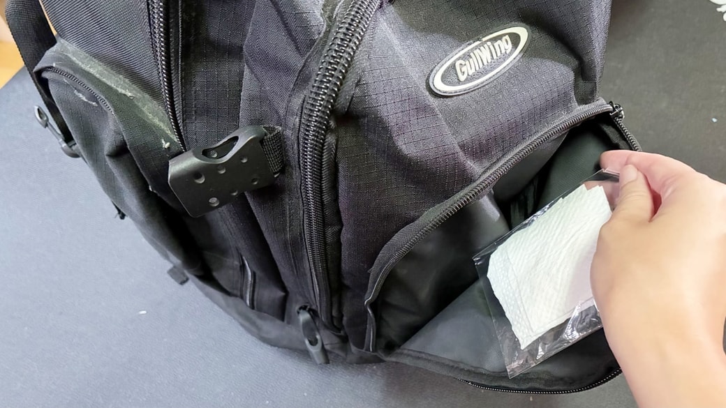 防災バッグにキッチンペーパーの紙石けんを入れている様子