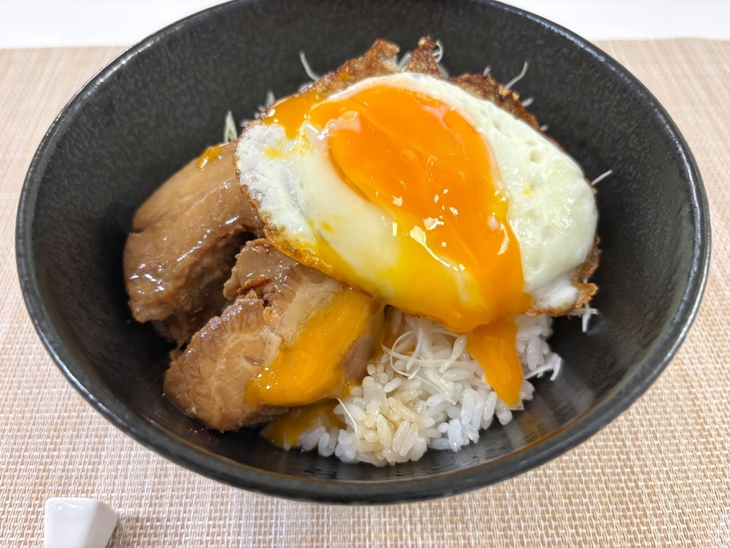 目玉焼きを崩して食べる