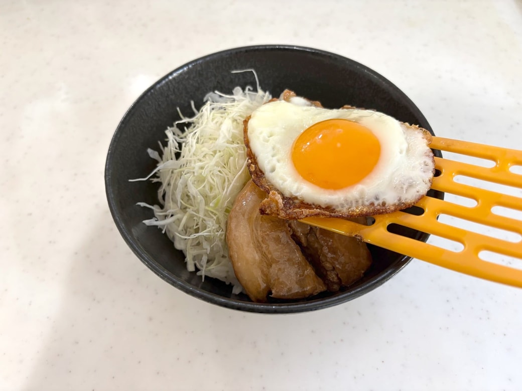 チャーシューと目玉焼きをのせる