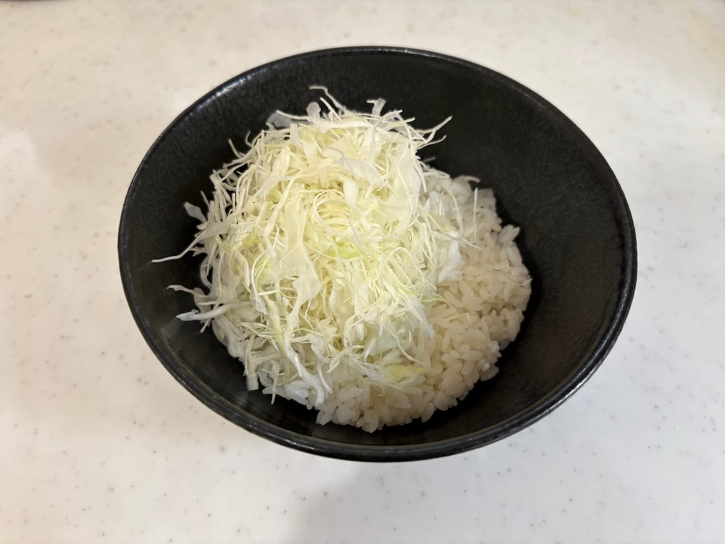 ごはんとキャベツを盛る