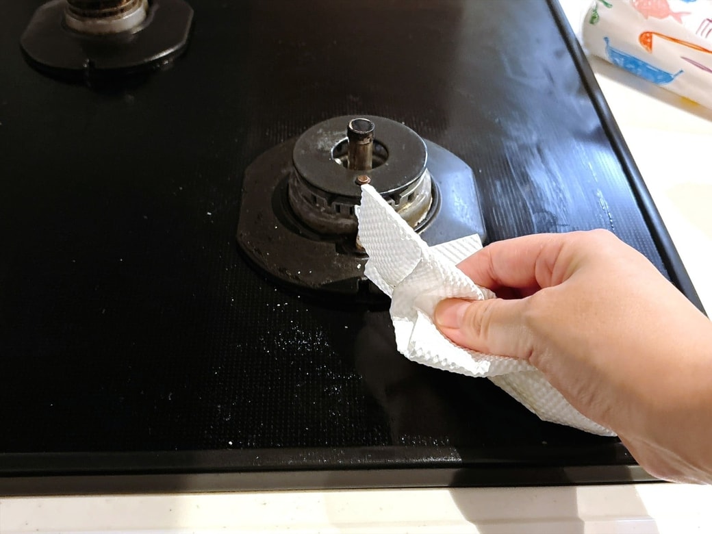 手順1.キッチンペーパーで、ゴミや油を取り除く