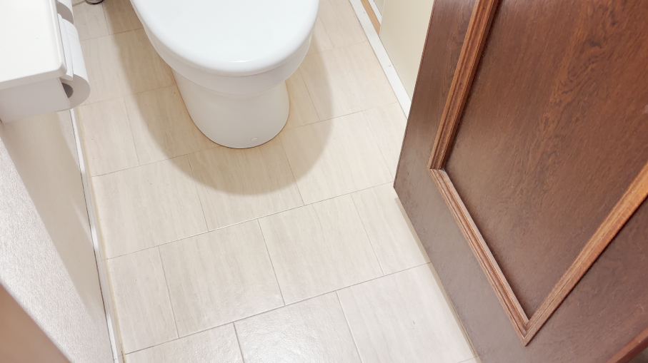 掃除後のトイレの床