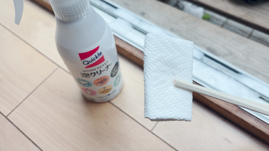 割り箸でキッチンペーパーを持つ