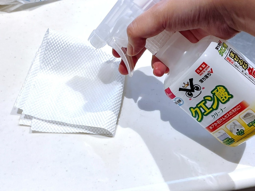 手順1.クエン酸水をキッチンペーパーにスプレーする
