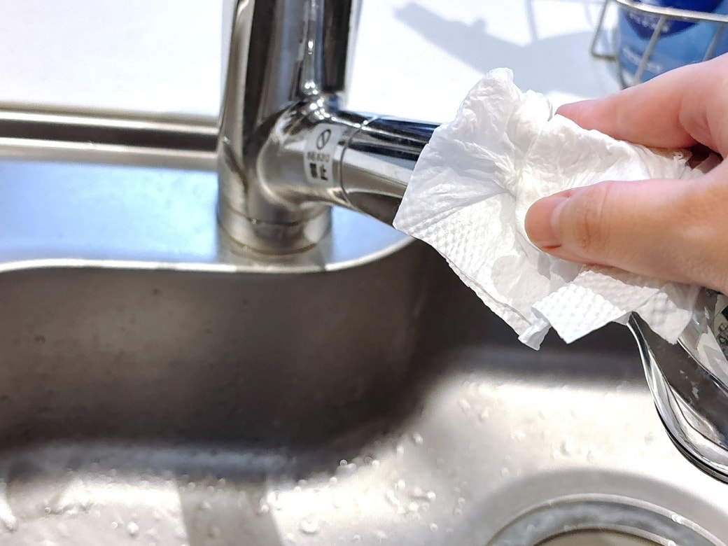 手順3.布で水拭きしたあと、乾いたキッチンペーパーで仕上げ拭きする