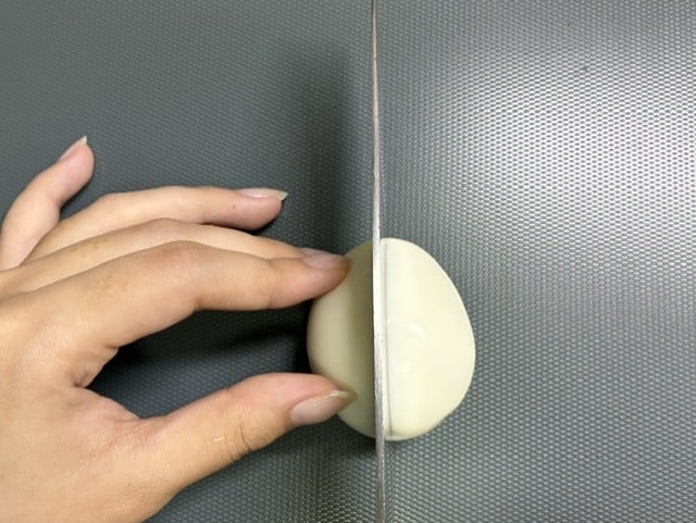 ゆで卵をカット
