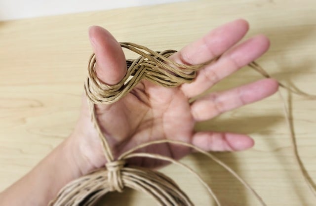 紙紐で鍋敷き作り