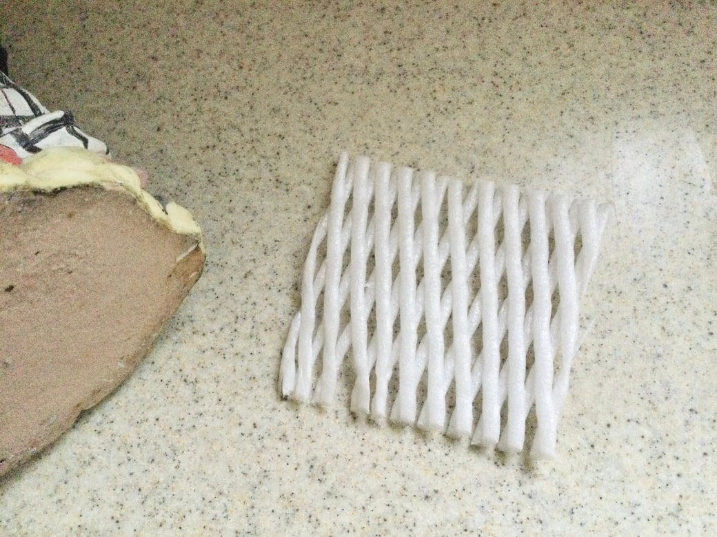 陶器の置物の裏にフルーツキャップを貼る