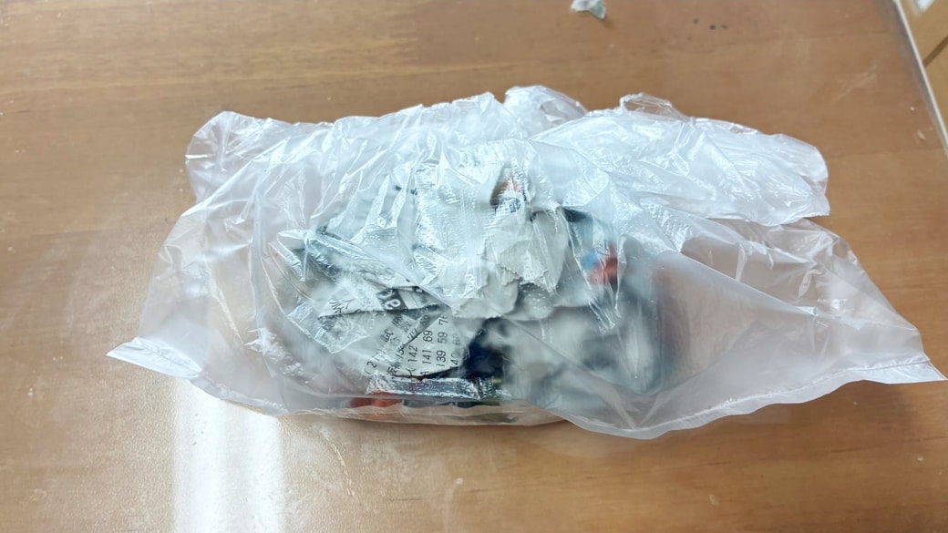 新聞紙をビニール袋に入れた様子