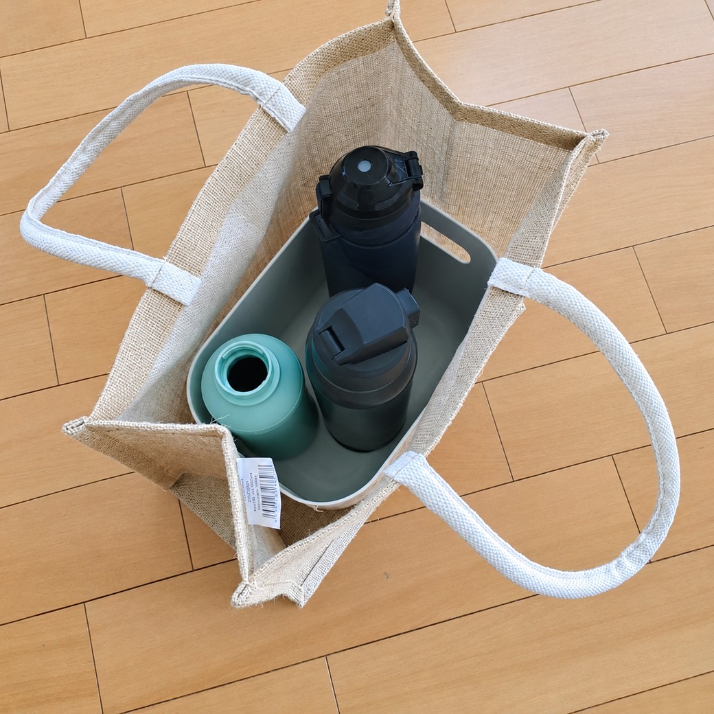 水筒を入れた無印良品のジュート マイバッグ