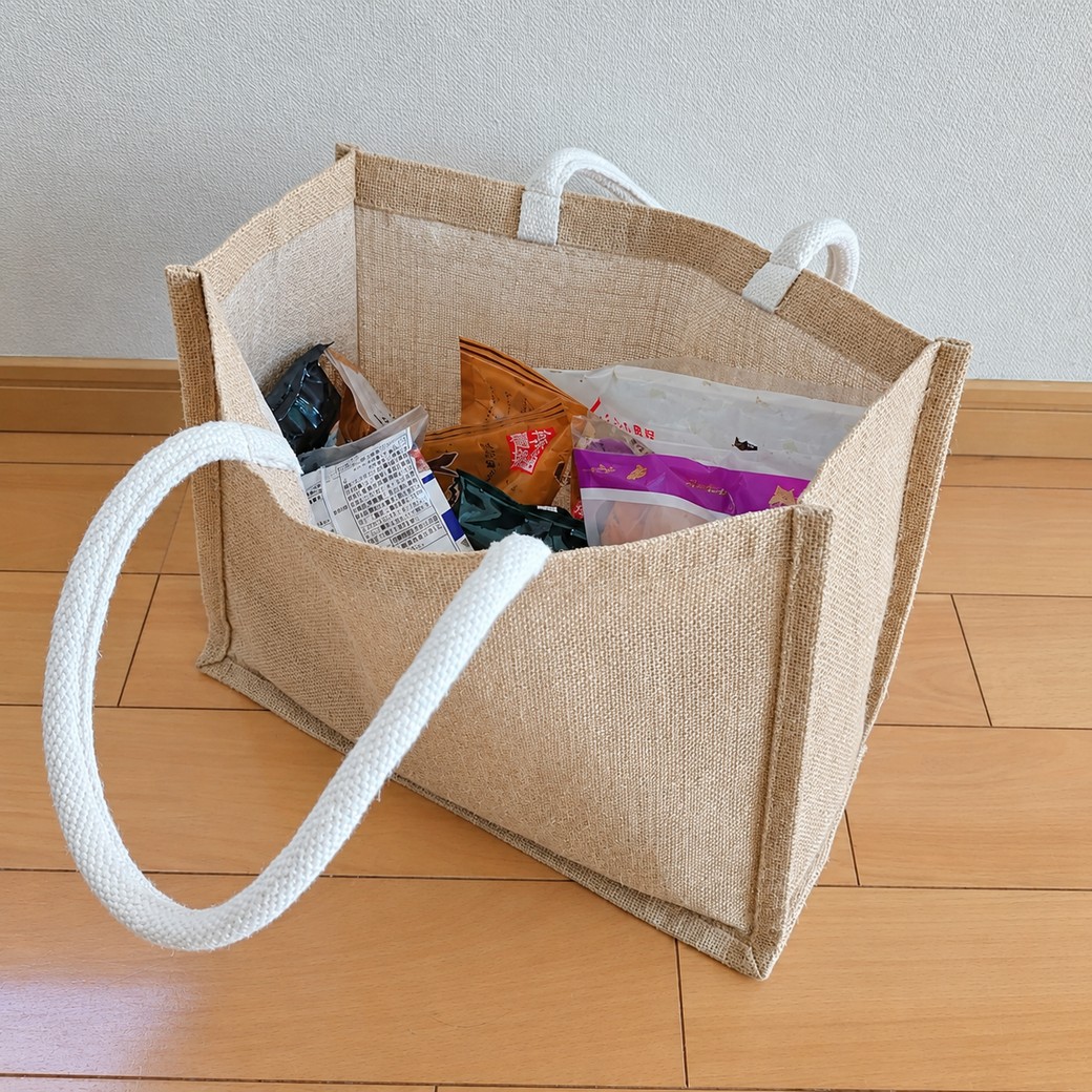 菓子パンを入れた無印良品のジュート マイバッグ