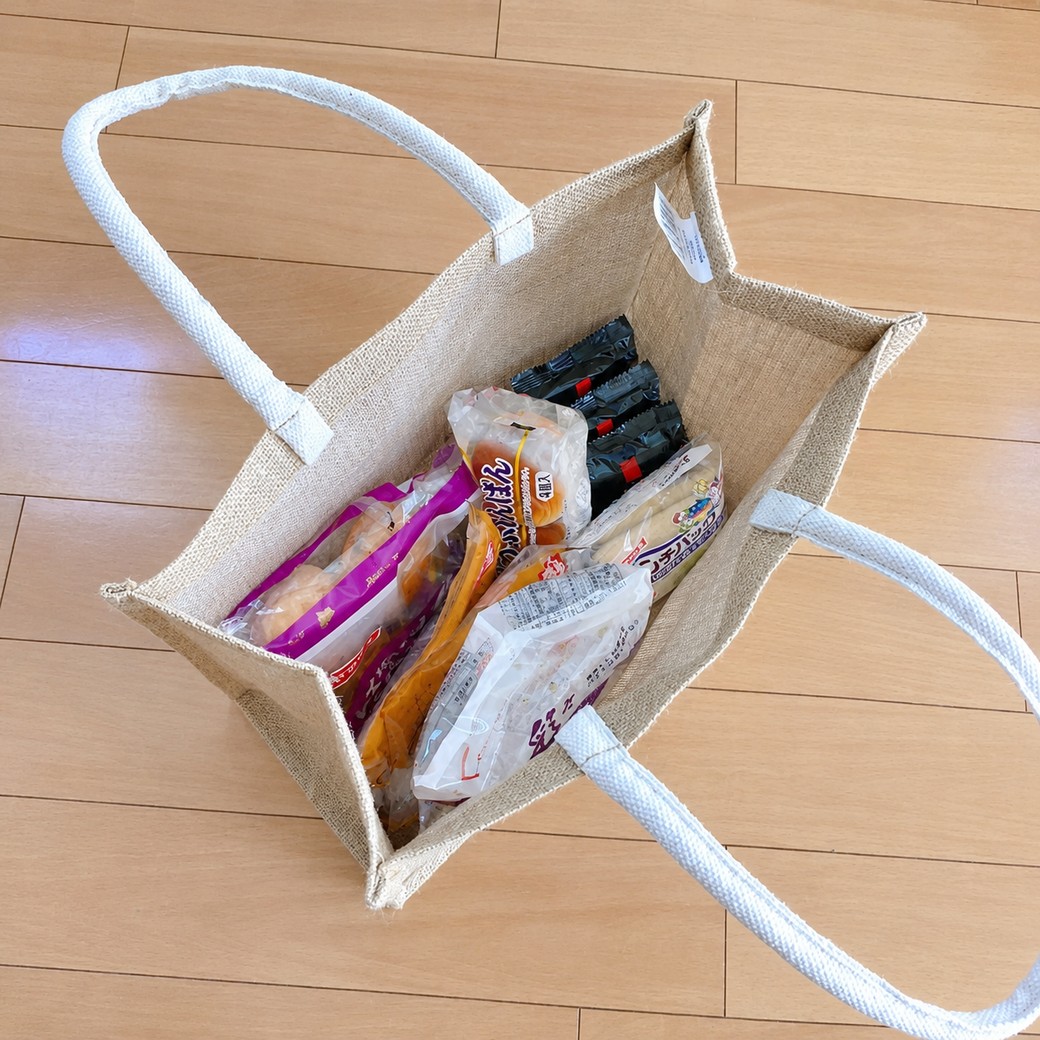 菓子パンを入れた無印良品のジュート マイバッグ