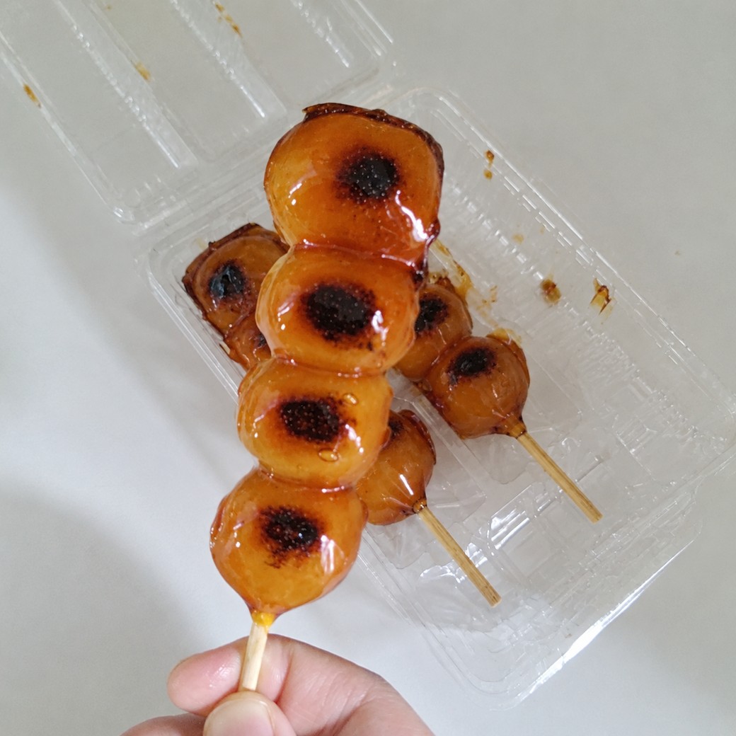 串つきの団子を持つ人