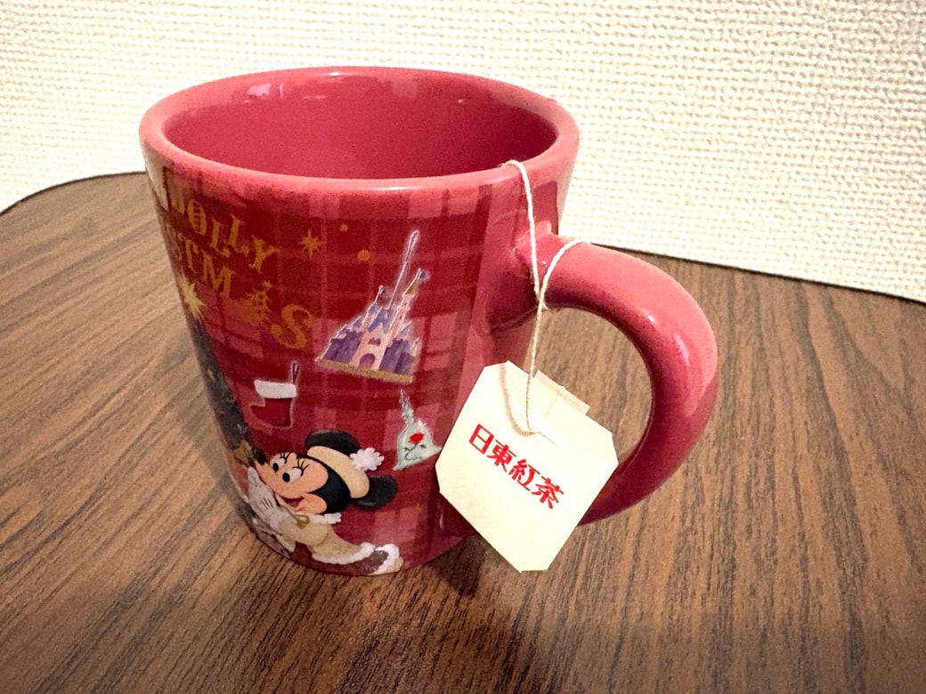 ティーバッグのタグを取っ手に巻き付けている様子