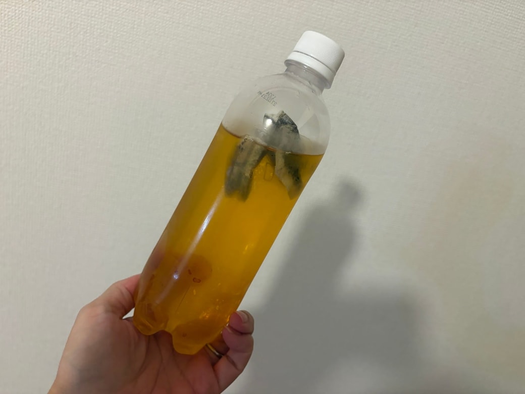 ティーバッグを入れて冷蔵庫で6時間冷やした様子