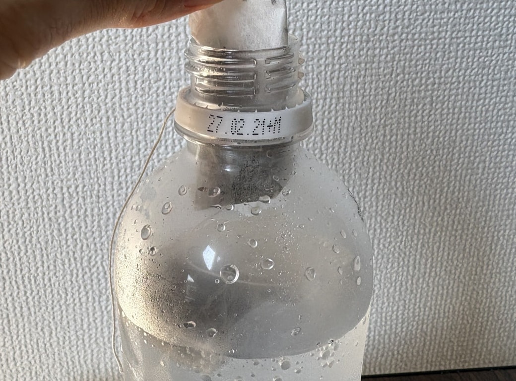 ティーバッグをペットボトルに入れる様子