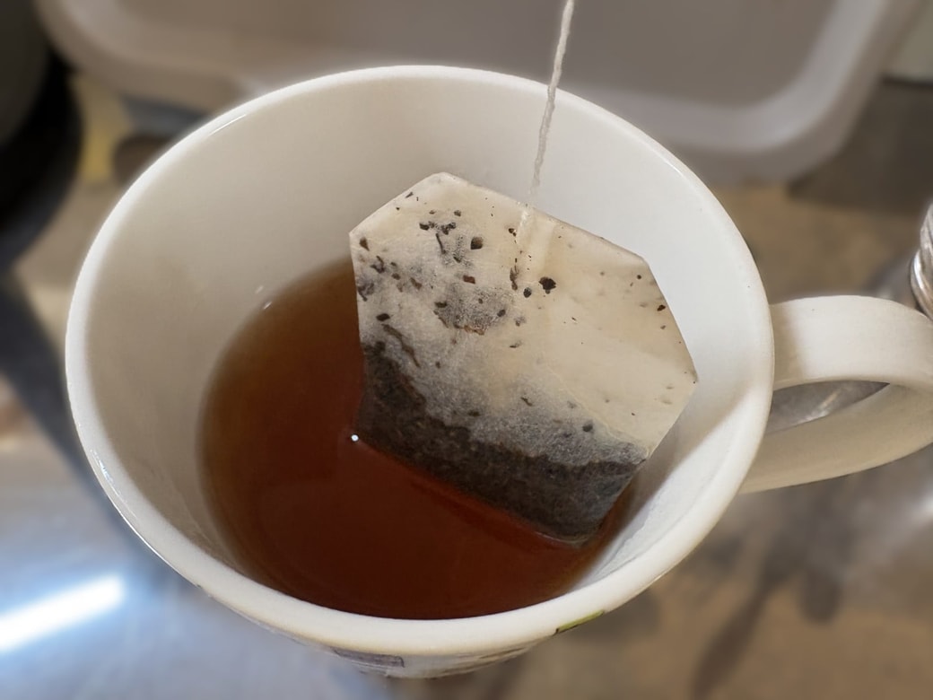 ティーバッグを紅茶につけている様子