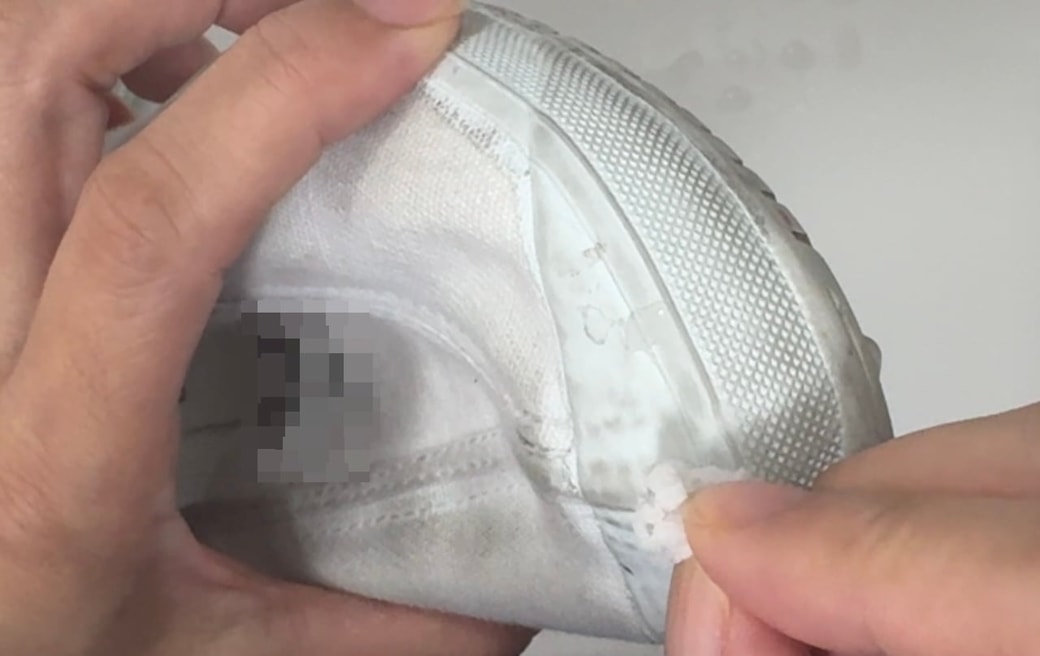 靴のゴム部分をメラミンスポンジでこすっているところ