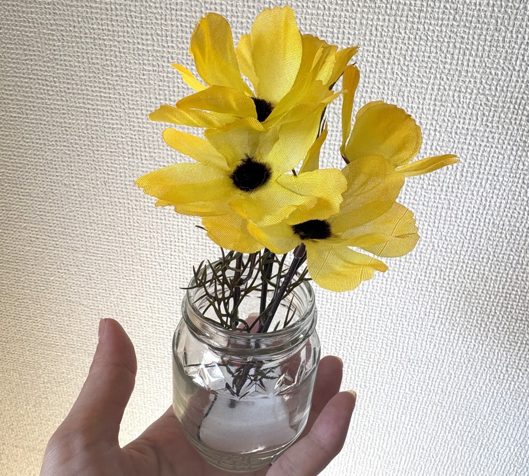 造花を飾った瓶