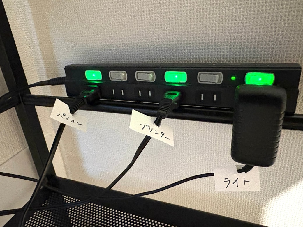コードに名刺のタグを取り付けた様子