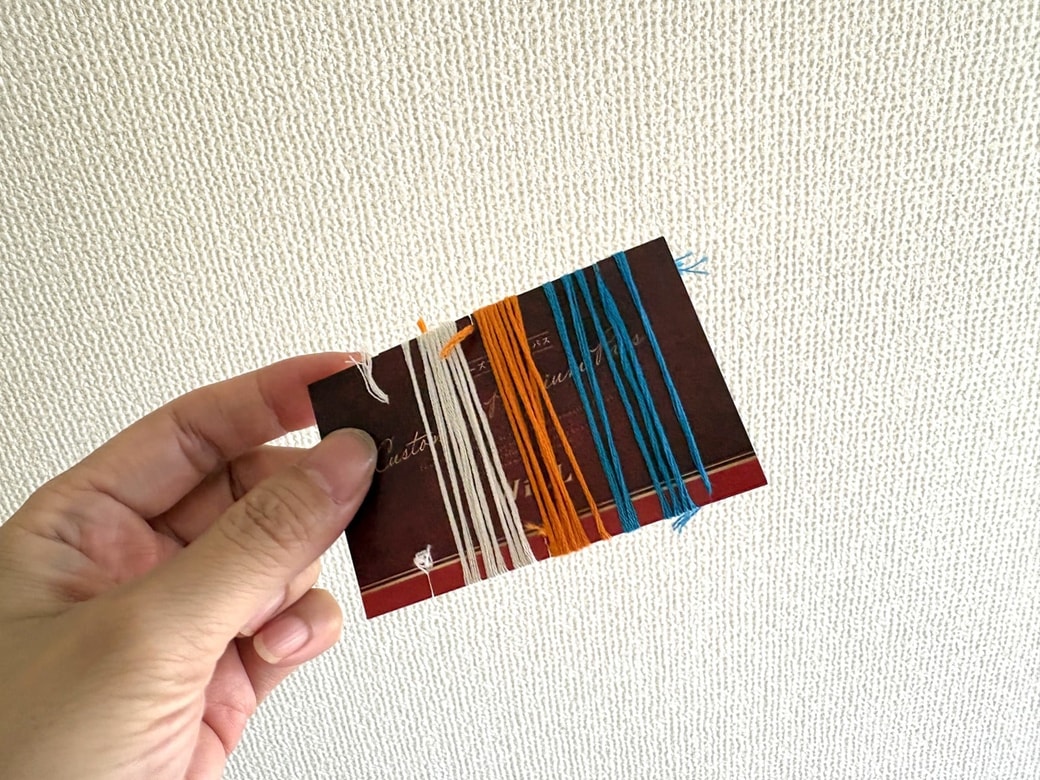 ポイントカードに糸をまいた様子