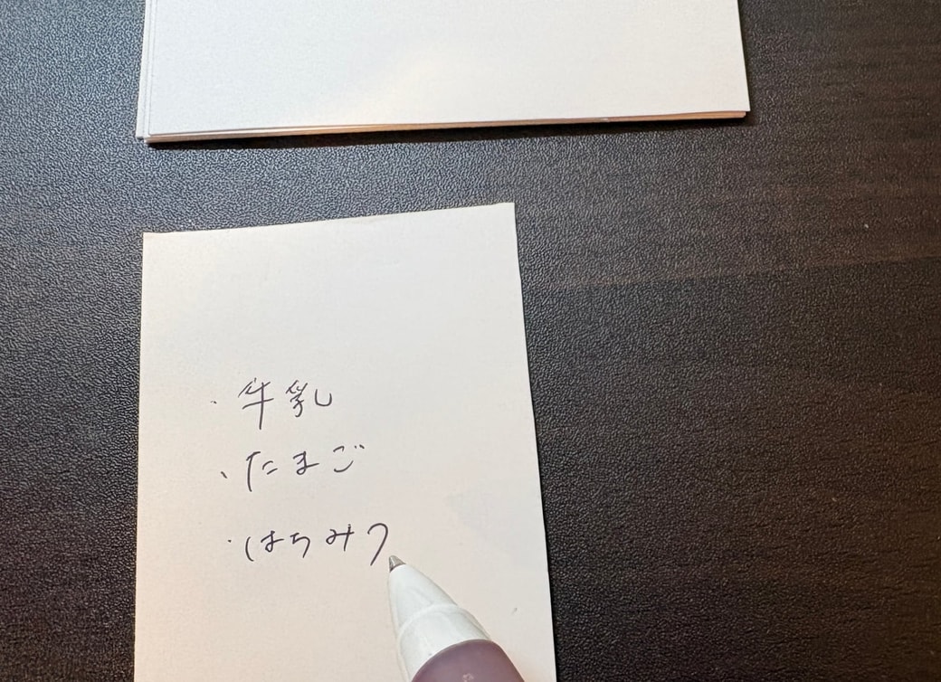 名刺の裏をメモ帳にしている様子