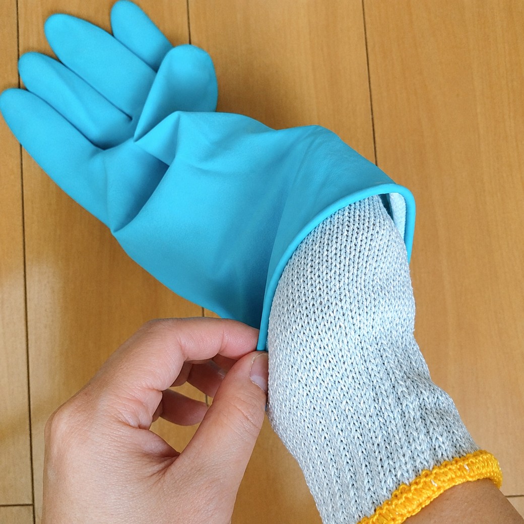 ゴム手袋の下に軍手をはめて!ムレ対策に活用