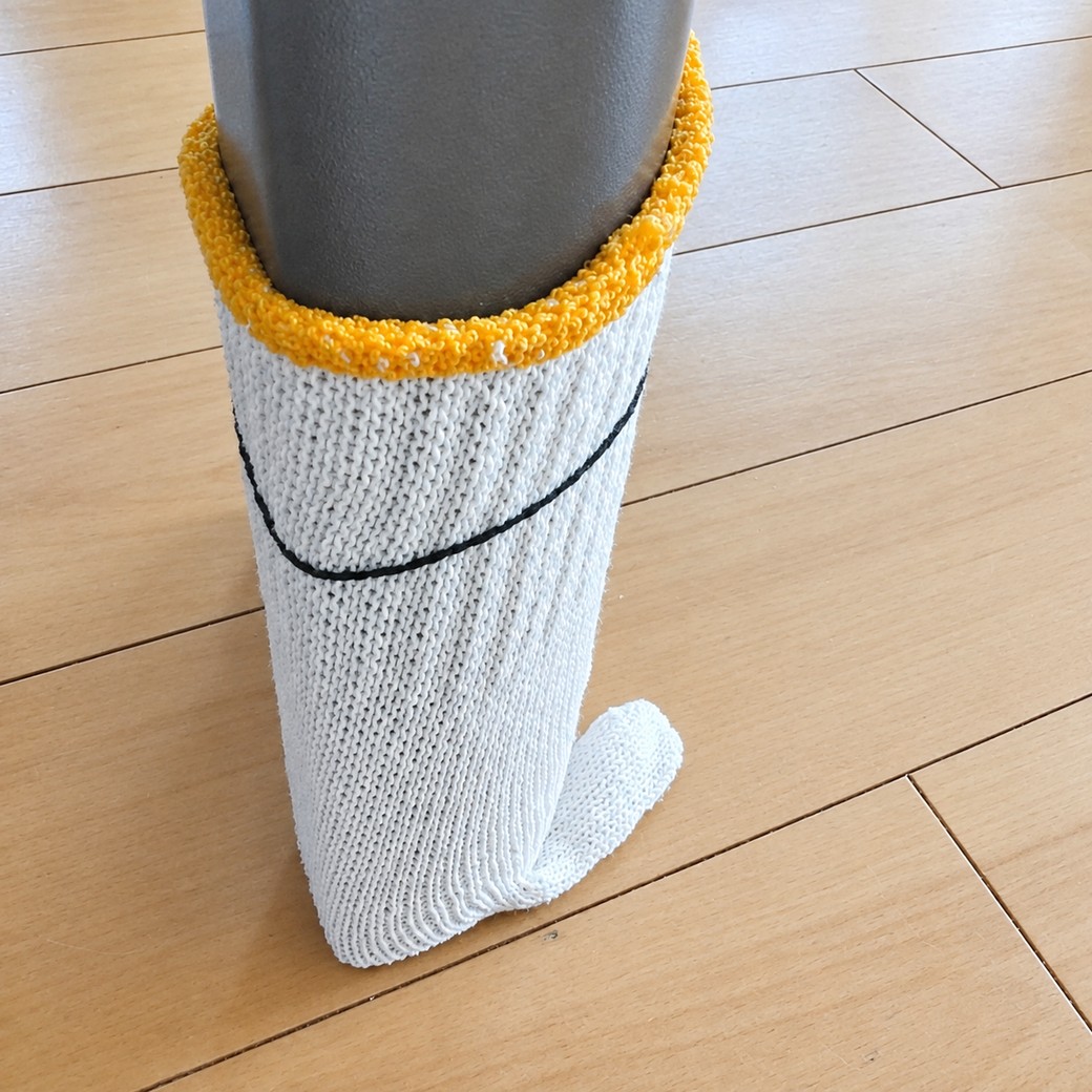 机の脚にはめた軍手や輪ゴム