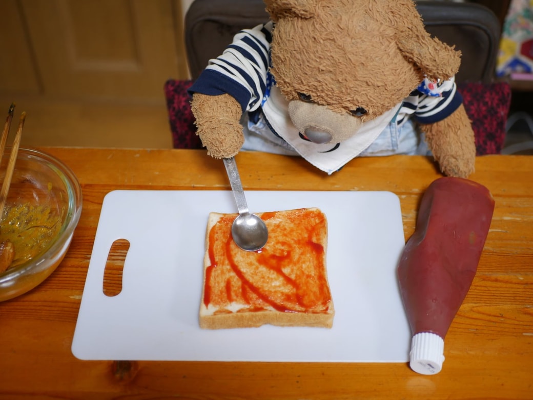 食パンにケチャップを塗る
