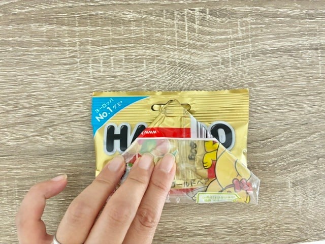 三角に折った部分の先端をパッケージ上部にある穴に差し込む