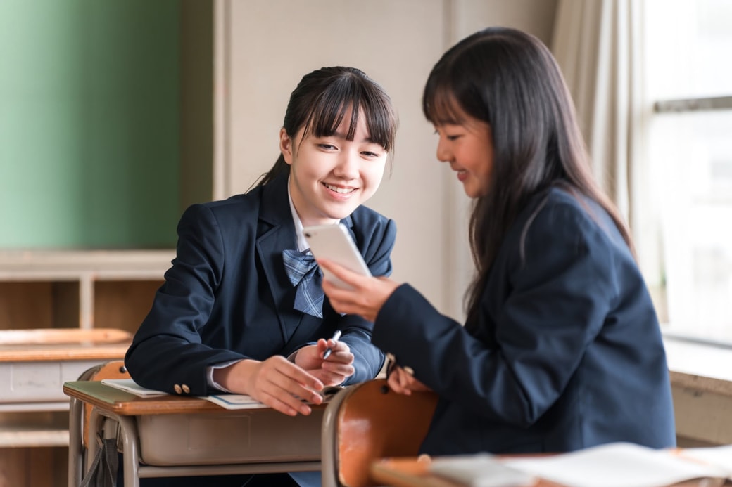 SNSを見る学生