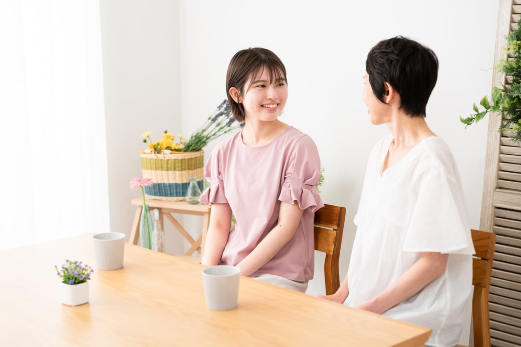 話し合う親子