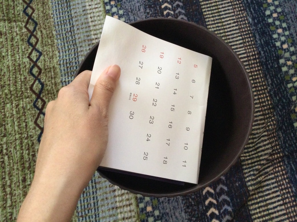 カレンダーをゴミ箱の底敷きに使う