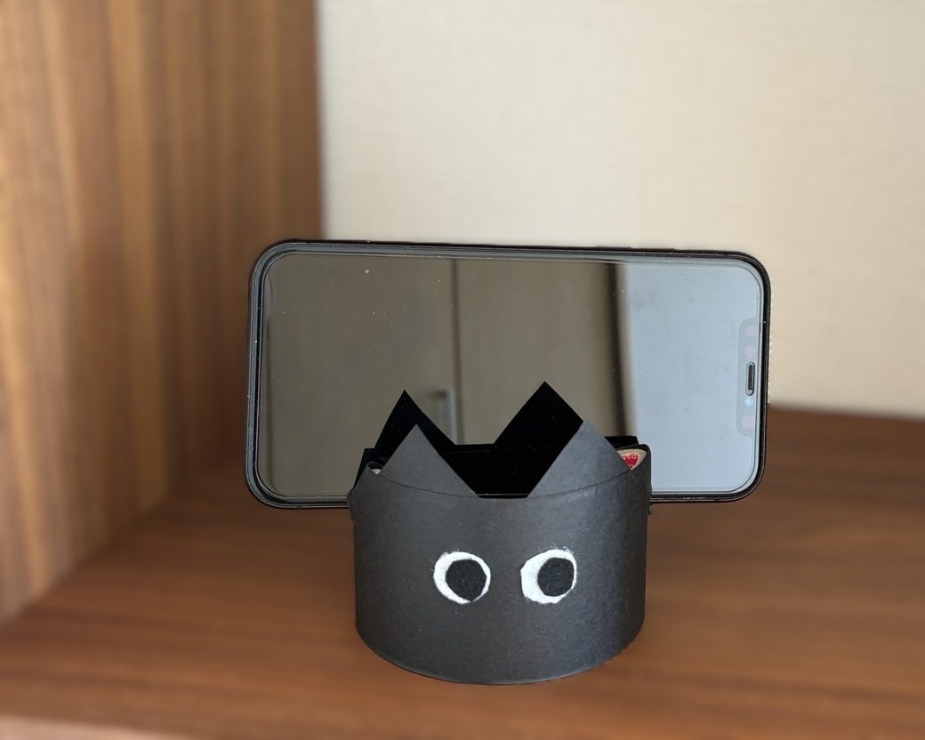 芯のスマホスタンドにスマホをたてた様子