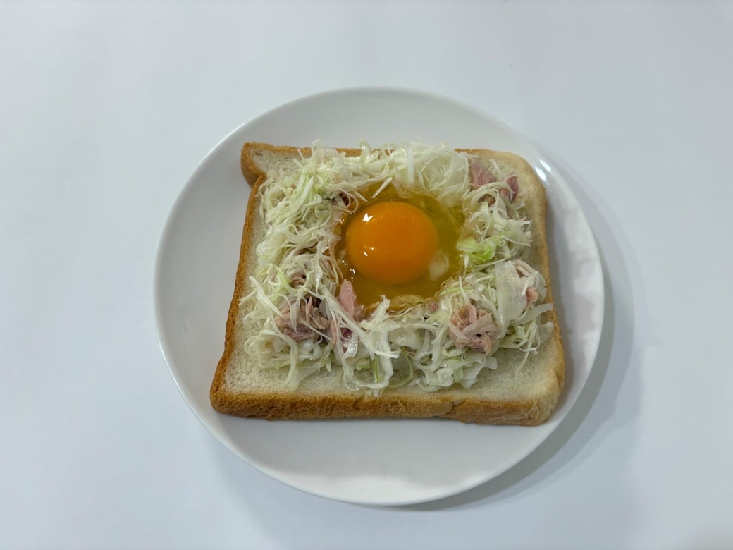 食パンにキャベツをのせて卵を落とす