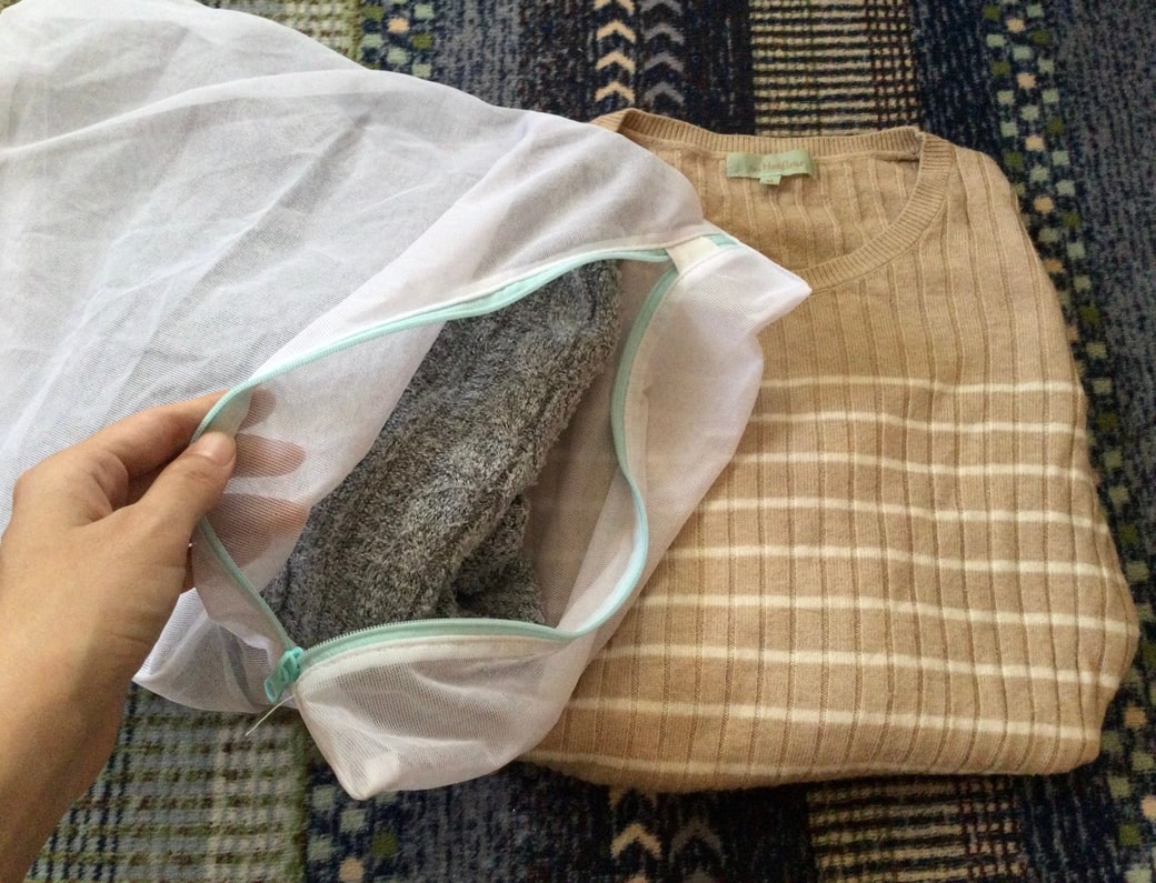 ニットの服を洗濯ネットに入れて、仕分け用の袋として活用