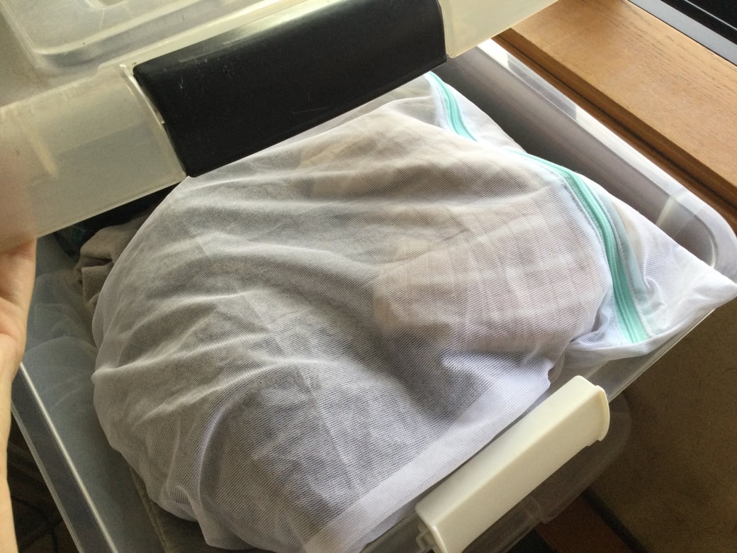 ニットの服を洗濯ネットに入れる