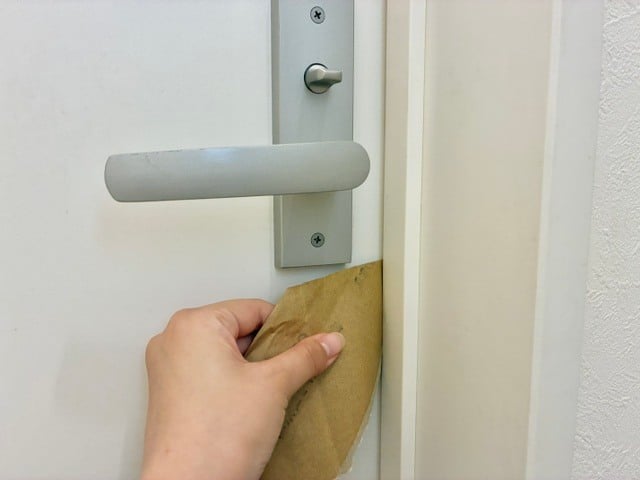差し込む