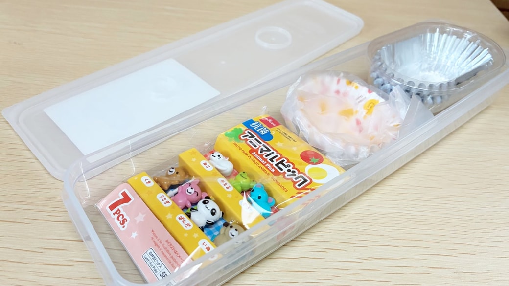 パスタストッカーにおかずカップなどを収納