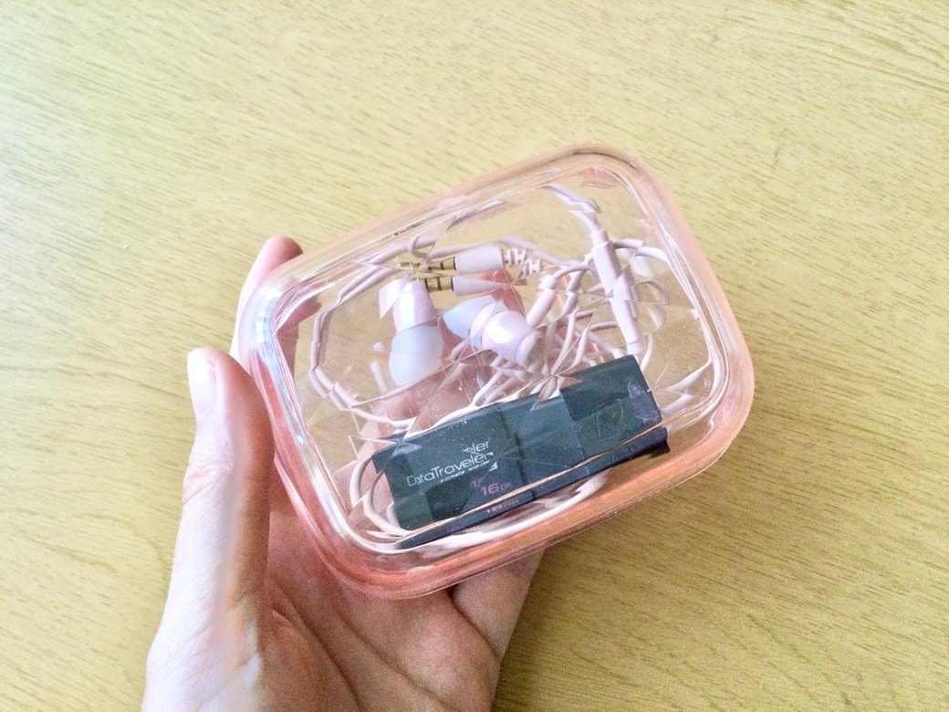 石けんケースにイヤホンとUSBメモリを入れる