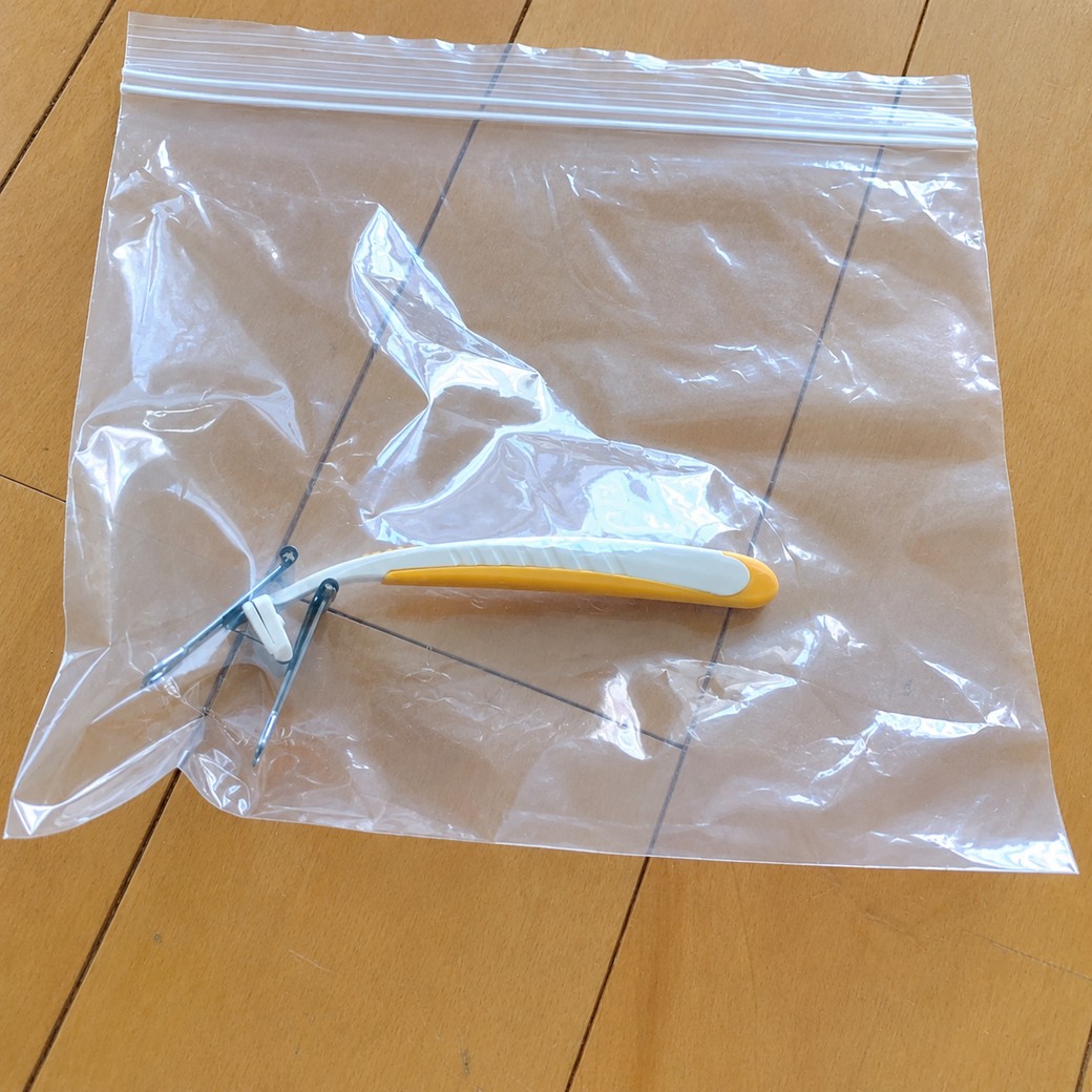 ダブルクリップでとめたT字のカミソリ
