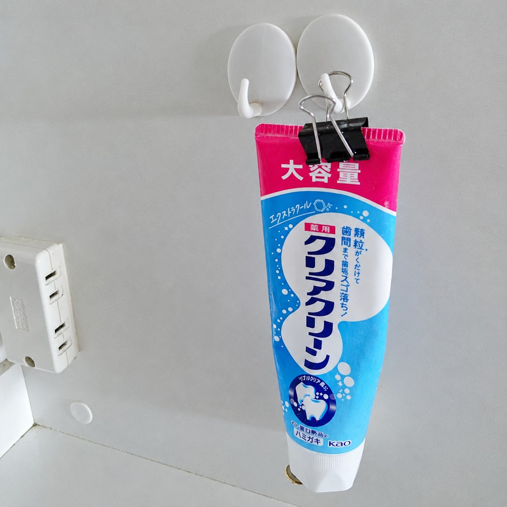 ダブルクリップでつるして収納している歯磨き粉