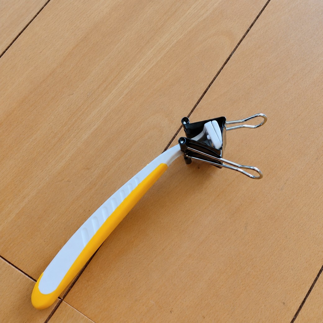 ダブルクリップをつけたT字カミソリ