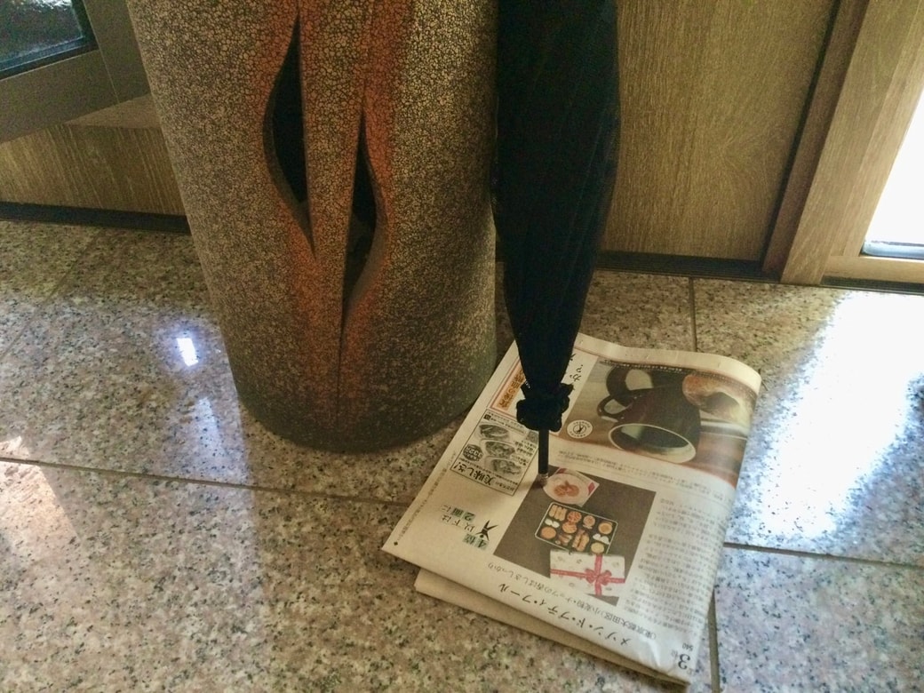 新聞紙を傘立ての底に敷く