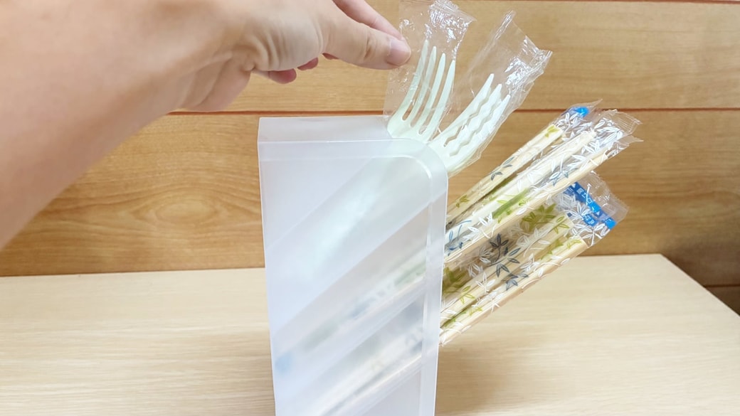ペンスタンドに箸やフォークなどのカトラリーを収納