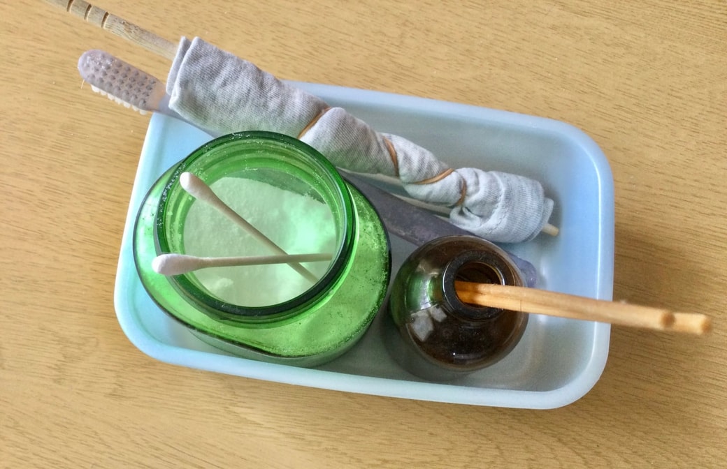 弁当箱に掃除用具を入れる