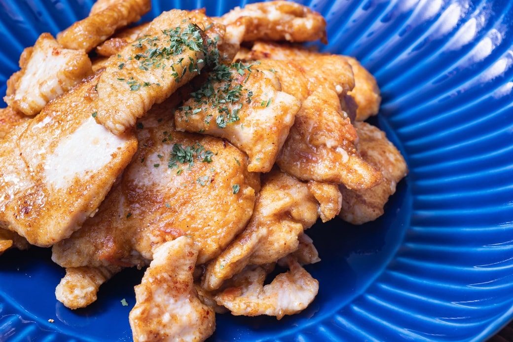 2．鶏むね肉のカレー風味炒め