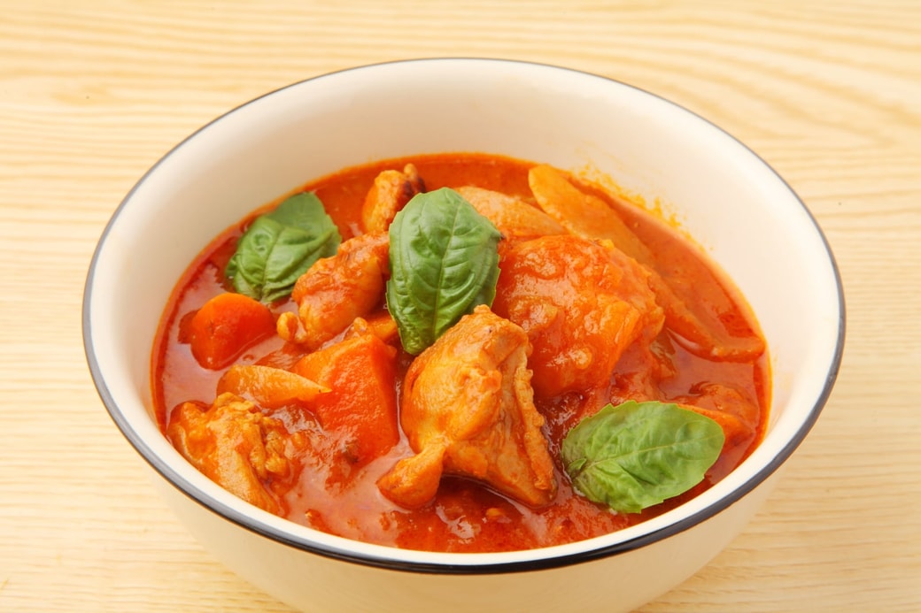 2.鶏むね肉のトマト煮込み