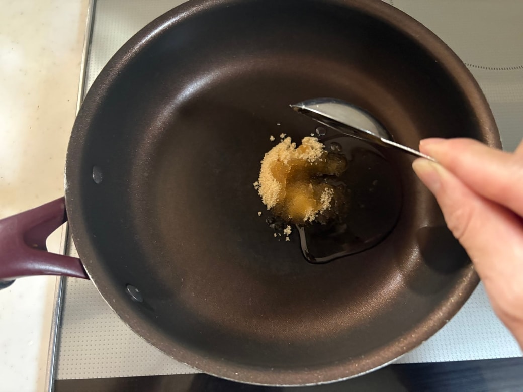 フライパンに油と砂糖を入れる
