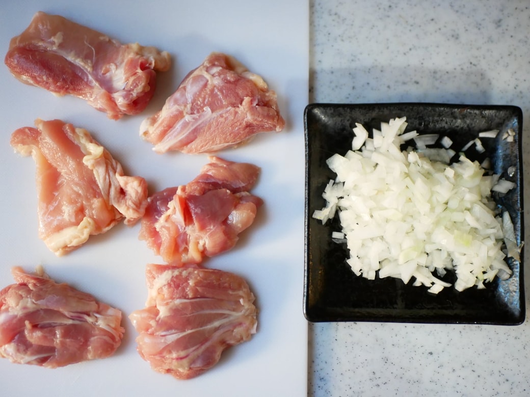 玉ネギと鶏肉の下ごしらえ